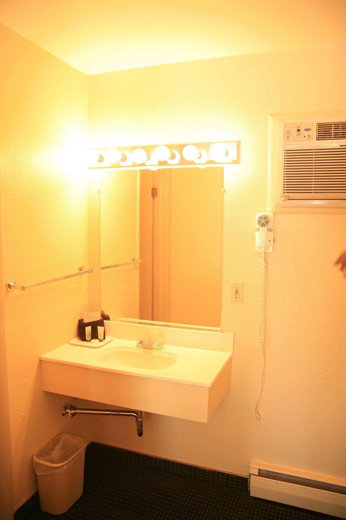 Black Canyon Motel 2*